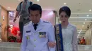 Emil Dardak dan Arumi Bachsin di pelantikan kepala daerah. [@arumibachsin_94]