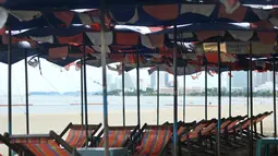 Suasana Pantai Pattaya di Provinsi Chonburi, Thailand (15/9/2020). Dengan ditutupnya zona udara dan perbatasan, perekonomian Thailand menderita sejak Maret akibat kurangnya arus kas dari industri pariwisata. (Xinhua/Rachen Sageamsak)