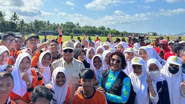 Calon presiden atau capres Partai Gerindra Prabowo Subianto menghadiri sebuah agenda di Pantai Pangandaran, Jawa Barat. Mantan Menteri Kelautan dan Perikanan Susi Pudjiastuti nampak mendampingi Prabowo.