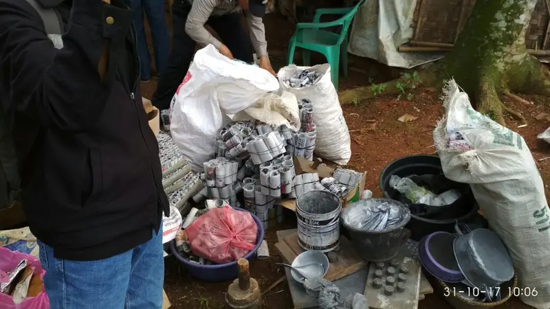 Polisi Tangerang Gerebek Pabrik Petasan di Tengah Sawah