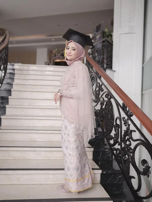 6 Potret Arafah Rianti saat Wisuda, Tampil Menawan dalam Balutan Kebaya