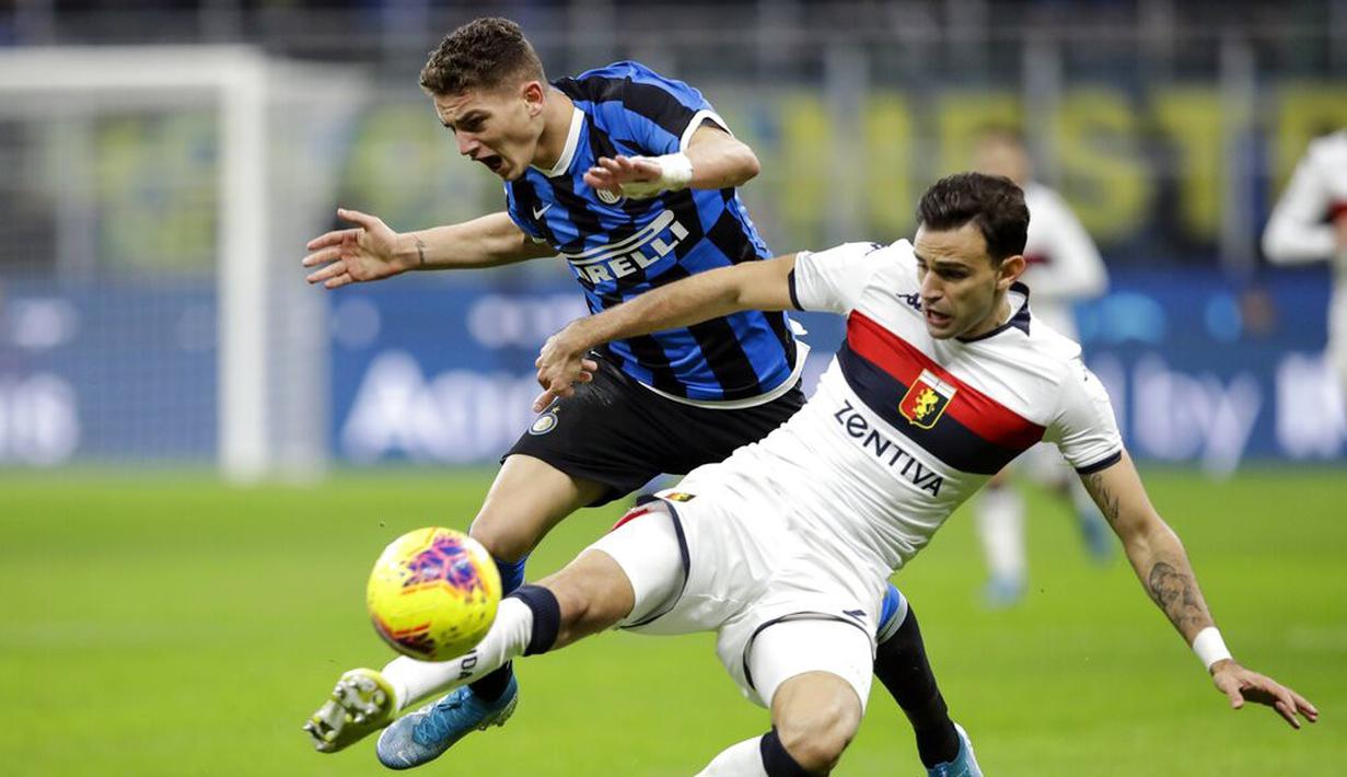 Pemain Inter Milan, Sebastiano Esposito, berebut bola dengan pemain Genoa, Ivan Radovanovic, pada laga Serie A 2019 di Stadion San Siro, Sabtu (21/12). Inter Milan menang 4-0 atas Genoa. (AP/Luca Bruno)
