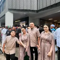 Krisdayanti merayakan Idulfitri di Singapura dengan pakaian serba coklat bersama keluarganya. Ia dan Amora kompak mengenakan dress yang dihiasi beads. [@krisdayantilemos]