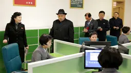 Pemimpin Korea Utara Kim Jong-Un saat mengunjungi Universitas Guru Pyongyang yang baru direnovasi di Pyongyang (17/1). (KCNA VIA KNS/AFP)