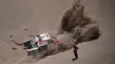 Pebalap Toyota, Nasser Al-Attiyah dan rekannya Matthieu Baumel terjebak di pasir pada etape ke-4 Rally Dakar 2018 di San Juan De Marcona, Peru, (9/01/2018). Rally Dakar tersebut melintasi tiga benua dan 29 Negara. (AFP/Franck Fife)