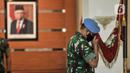 Mayjen Tri Budi Utomo mencium bendera saat upacara pelepasan sebagai Danpaspampres di Mako Paspampres, Jakarta Pusat, Senin (18/7/2022). Marsma TNI Wahyu Hidayat Sudjatmiko resmi menjabat sebagai Danpaspampres menggantikan Mayjen Tri Budi Utomo. (merdeka.com/Iqbal S. Nugroho)