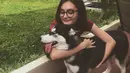 Laura Abbas Jackson termasuk seleb yang suka memelihara binatang. Binatang yang kerap diunggahnya adalah anjing. Ia selalu membagikan momen-momen kebersamaannya dengan anjing di Instagram. (Liputan6.com/IG/@laurabbasjackson)
