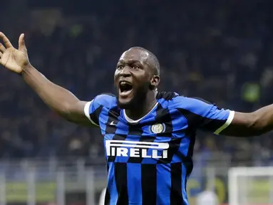 Striker Inter Milan, Romelu Lukaku, melakukan selebrasi usai membobol gawang Genoa pada laga Serie A 2019 di Stadion San Siro, Sabtu (21/12). Inter Milan menang 4-0 atas Genoa. (AP/Luca Bruno)