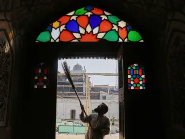 Seorang pekerja membersihkan area masjid bersejarah Mahabat Khan sebagai persiapan menyambut bulan puasa Ramadan, di Peshawar, Pakistan, Senin 16 Februari 2026. Umat muslim di Peshawar, Pakistan, bersiap menyambut datangnya bulan suci Ramadan 1447 Hijriah. (AP Photo/Muhammad Sajjad)