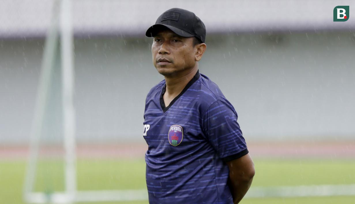 Pelatih Persita Tangerang, Widodo Cahyono Putro, saat sesi latihan jelang laga Shopee Liga 1 di Stadion Sport Center Tangerang, Kamis, (5/3/2020). Persita akan berhadapan dengan PSM Makassar. (Bola.com/M Iqbal Ichsan)