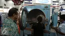 Pengunjung melihat mesin Laundry saat pameran di Expo Clean & Expo Laundry di Jakarta, Kamis (6/4). Pameran tersebut diselenggarakan pada 7-9 April 2016 dan menampilkan 300 exhibitor dari dunia kebersihan dan laundry. (Liputan6.com/Faizal Fanani)