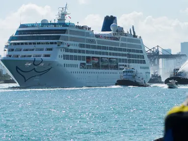 Kapal pesiar milik Carnival, Adonia berlayar dari Pelabuhan Miami, Florida, menuju Kuba, Minggu (1/5). Perjalanan kapal yang mengangkut setidaknya 700 penumpang ini merupakan yang pertama kali dilakukan setelah 50 tahun terakhir. (Gaston De CARDENAS/AFP)