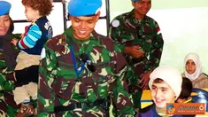 Citizen6, Lebanon Selatan:Pemberian bantuan diserahkan oleh Wakil Komandan Satgas Konga XXIII-F, Letkol (Mar) FJH. Pardosi di dampingi Kepala Sekolah, Hanan Makih kepada salah satu perwakilan murid. (Pengirim: Badarudin Bakri)