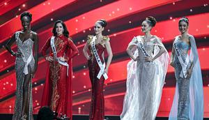 Babak lima besar Miss Universe 2025. (dok. Lillian SUWANRUMPHA / AFP)
