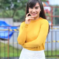 "Haha iya tertunda lagi (kuliahnya). Mudah-mudahan sih tahun ini atau paling telat tahun depan. Abis asikan main sinetron ya. Tapi mau disempatkan sih untuk kuliah," ujar Irish Bella saat ditemui di kawasan Bintaro, Senin (20/2).(Adrian Putra/Bintang.com)