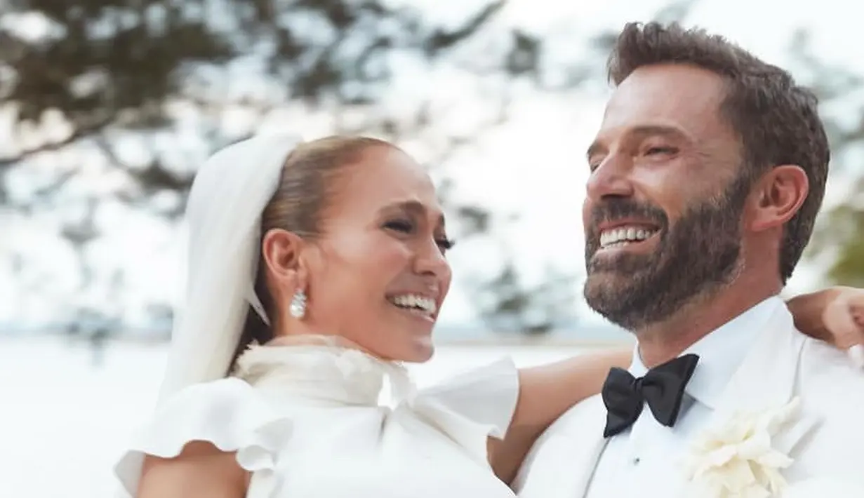 Jennifer Lopez mengenakan gaun putih high neck dari Ralph Lauren. Lengkap dengan veilnya. [@jlo]