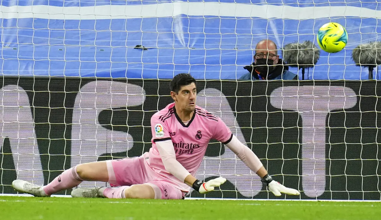 Penjaga gawang Real Madrid Thibaut Courtois melakukan penyelamatan saat melawan Real Madrid pada pertandingan sepak bola La Liga Spanyol di Stadion Santiago Bernabeu, Madrid, Spanyol, Minggu (20/3/2022). Barcelona menang 4-0. (AP Photo/Manu Fernandez)