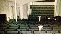 Sebuah foto menunjukkan sosok putih melayang di sebuah gedung teater zaman Victoria yang ditinggalkan