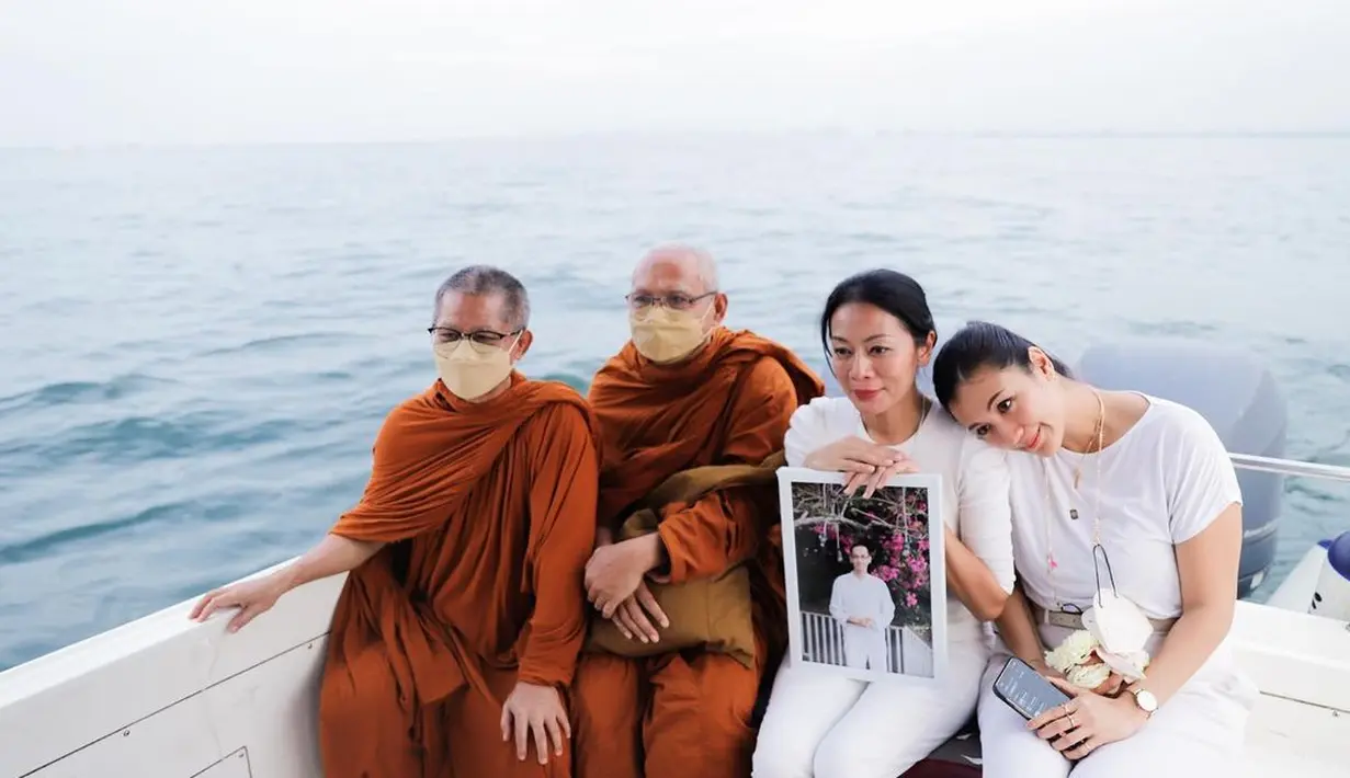 Dia harap meditasi dapat mengurangi kerinduan. "I hope i can connect with you tonight🤍 Kangennya kangen banget loh sampe nyesek," tutupnya. (Foto: Instagram/ mrssharena)
