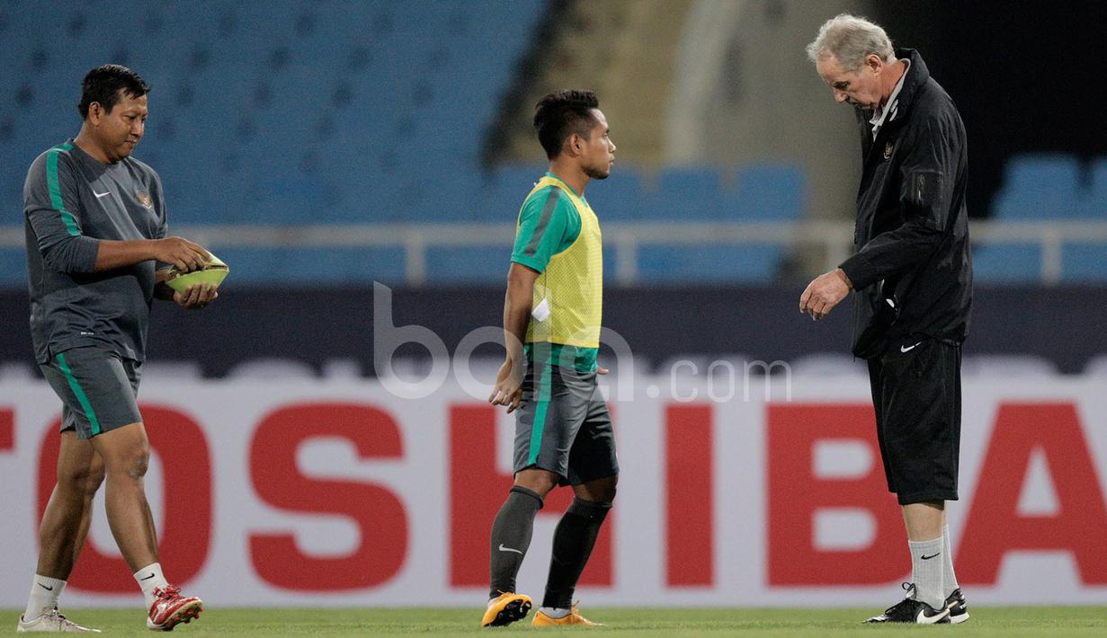 Pemain Timnas Indonesia, Andik Vermansah, mendengarkan instruksi sang pelatih, Alfred Riedl, saat latiihan terakhir jelang melawan Vietnam di Stadion My Dinh, Hanoi, Vietnam, Selasa (6/12/2016). (Bola.com/Peksi Cahyo)
