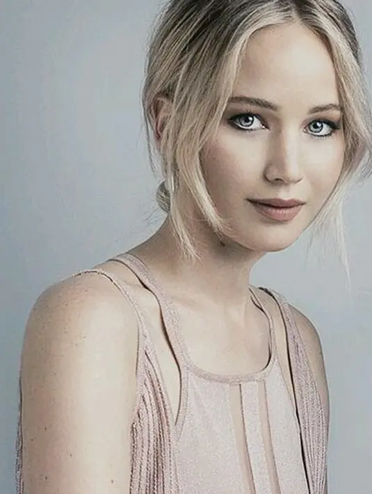 Jennifer yang menumpangi sebuah pesawat saat melakukan perjalanan menuju Louisville, Amerika Serikat, hampir celaka dan kehilangan nyawanya. Pasalnya, pesawat yang ditumpanginya saat itu mengalami gangguan di mesin. (Instagram/jenniferlawrencepx)