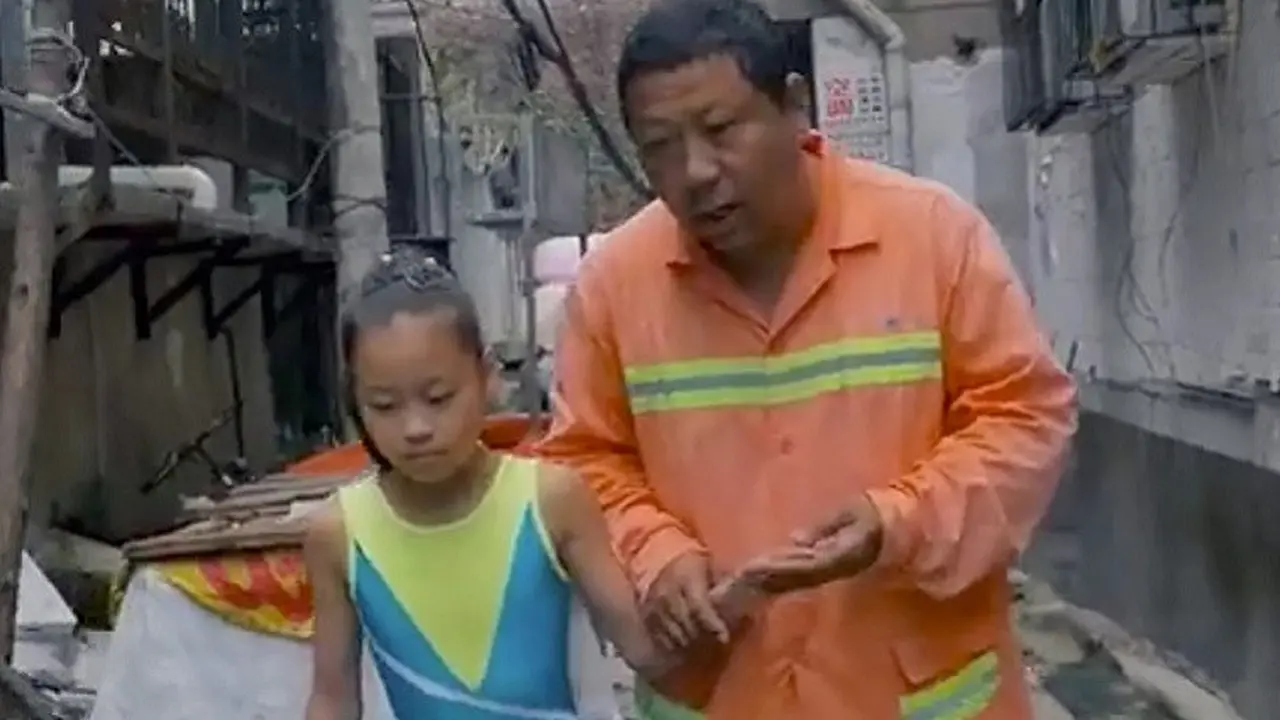 Demi Anak, Tukang Sapu Hanya Makan Mi Instan Selama 7 Tahun