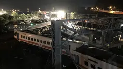Pemandangan setelah kereta Puyuma Express tergelincir di dekat Stasiun Xinma, Yilan, Taiwan, Minggu (21/10). Kereta mengangkut 366 orang dalam perjalanan dari Taipei ke Taitung. (Handout/Taiwan Railway Administration/AFP)