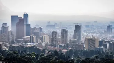 Pemandangan umum Bogota yang diselimuti asap akibat kebakaran hutan di bukit El Cable di Bogota pada 27 Januari 2024. (VANNESSA JIMENEZ/AFP)