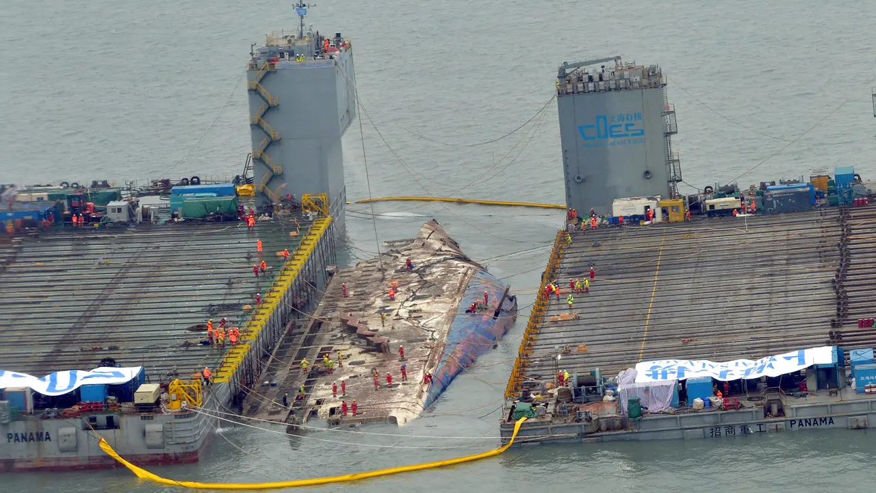 20170323-Feri Sewol Diangkat dari Dasar Laut-AP
