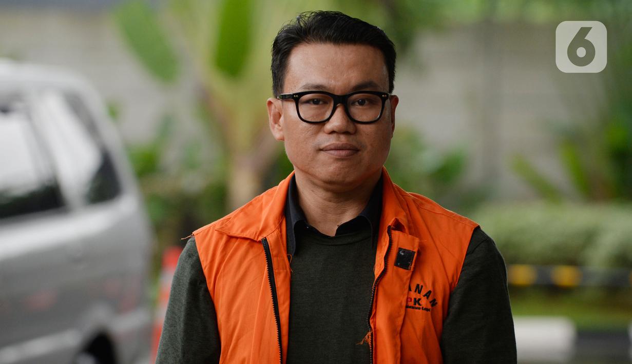 Mantan Direktur Utama Perum Perindo, Risyanto Suanda tiba untuk menjalani pemeriksaan di Gedung KPK, Jakarta, Senin (20/1/2020). Berkas perkara tersangka Risyanto Suanda terkait kasus dugaan korupsi kuota impor ikan tahun 2019 telah lengkap (P21) dan siap untuk disidangkan. (merdeka.com/Dwi Narwoko)