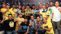 Pelatih anyar Persegres Gresik United, Eduard Tjong berfoto bersama manajemen tim dan Ultras Mania. (Bola.com/Fahrizal Arnas) 