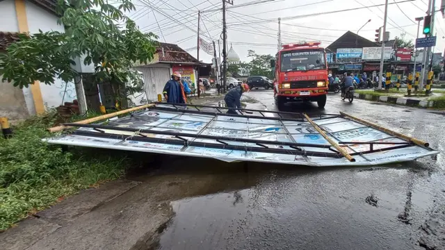 Papan reklame tumbang