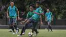 Pemain Timnas Indonesia, Zulfiandi, berusaha melewati Hanif Sjahbandi saat latihan di Lapangan ABC Senayan, Jakarta, Jumat (19/1/2018). Pemusatan latihan ini dilakukan jelang Asian Games 2018. (Bola.com/Vitalis Yogi Trisna)