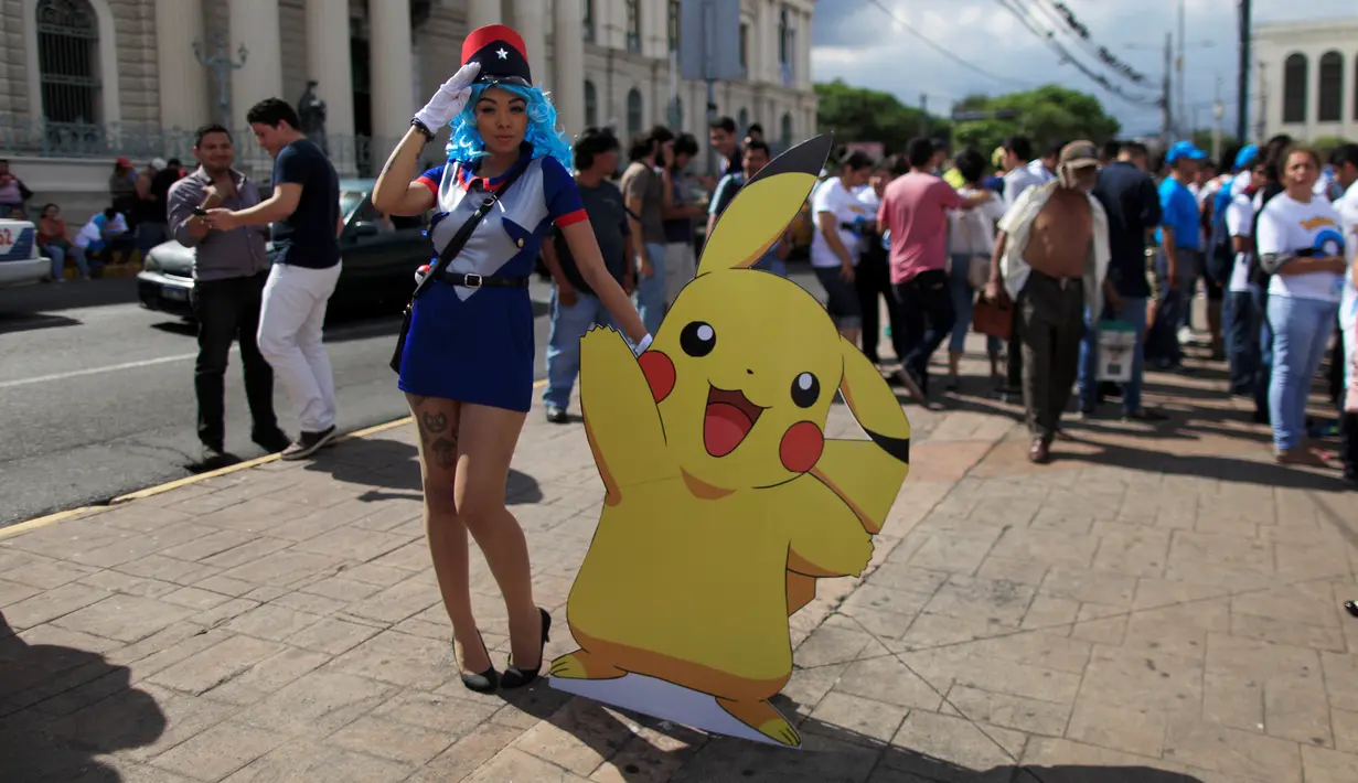 Seorang cosplayer mengenakan kostum karakter dari game augmented reality Pokemon Go ketika berpatisipasi dalam acara "poketour" di San Salvador, El Salvador, Sabtu (23/7). (REUTERS/Jose Cabezas)
