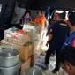 Distribusi bantuan rendang seberat satu ton dari Pemprov Sumbar untuk para pengungsi korban gempa bumi di Palu dan sekitarnya. (Batamnews.co.id/Twitter/Sutopo_PN)