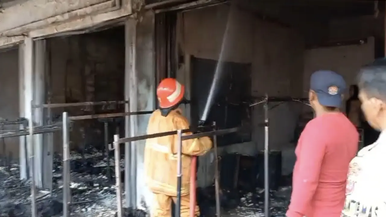 Kebakaran Hanguskan Tiga Ruko Sentra UMKM Pakaian di Cipayung Depok