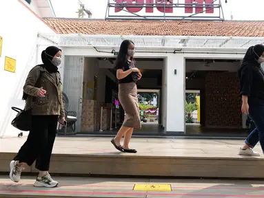 Pengunjung beraktivitas di kawasan M Bloc Space, Blok M, Jakarta, Sabtu (11/7/2020). Sempat tutup sementara hampir tiga bulan, tempat nongkrong hits beragam kalangan di bekas kompleks Peruri ini mulai beroperasi kembali pukul 12.00-20.00 WIB. (Liputan6.com/Herman Zakharia)