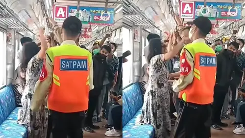 Viral Aksi Emak-Emak Gelantungan di KRL Ini Bikin Heboh, Sebut Lagi Olahraga  - Hot Liputan6.com