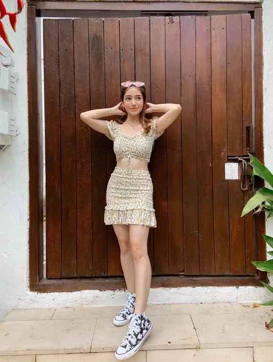 Tampil manis dengan busana motif bunga, Dannia Salsabilla memilih memadukan penampilan liburannya dengan sneakers yang memiliki gambar bunga. Ia pun menggunakan kacamata sebagai tambahan aksesoris saat berlibur. (Liputan6.com/IG/@danniasalsabilla)