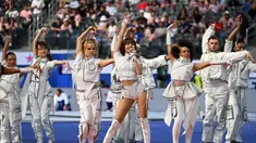 Lalisa Manobal atau dikenal sebagai Lisa berhasil mencuri perhatian dalam upacara pembukaan Piala Dunia 2026 yang berlangsung di Amerika Serikat. (AFP/Getty Images/Stu Forster)