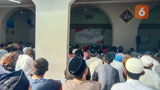 WBP Khusyuk Saat Mendengarkan Tausiyah Dik Doank Di Rutan Klas IIB Serang. (Selasa, 21/02/2023). (Yandhi Deslatama/Liputan6.com).