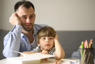 Pengertian dad guilt yang sering dialami ayah baru. (foto: jcomp/freepik)