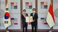 Penyerahan Penghargaan Gwanghwa Medal kepada Thomas Lembong. (Dok: Kedutaan Besar Republik Korea Selatan)