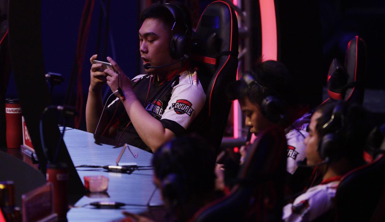 Tim e-Sports, Louvre, tampak fokus saat melawan Onic pada Grand Final Turnamen Mobile Legends: Bang Bang Profesional League (MPL) Indonesia Season 3 di Britama Arena, Jakarta, Jumat (3/5). Onic menang 3-0 atas Louvre. (Bola.com/Vitalis Yogi Trisna)