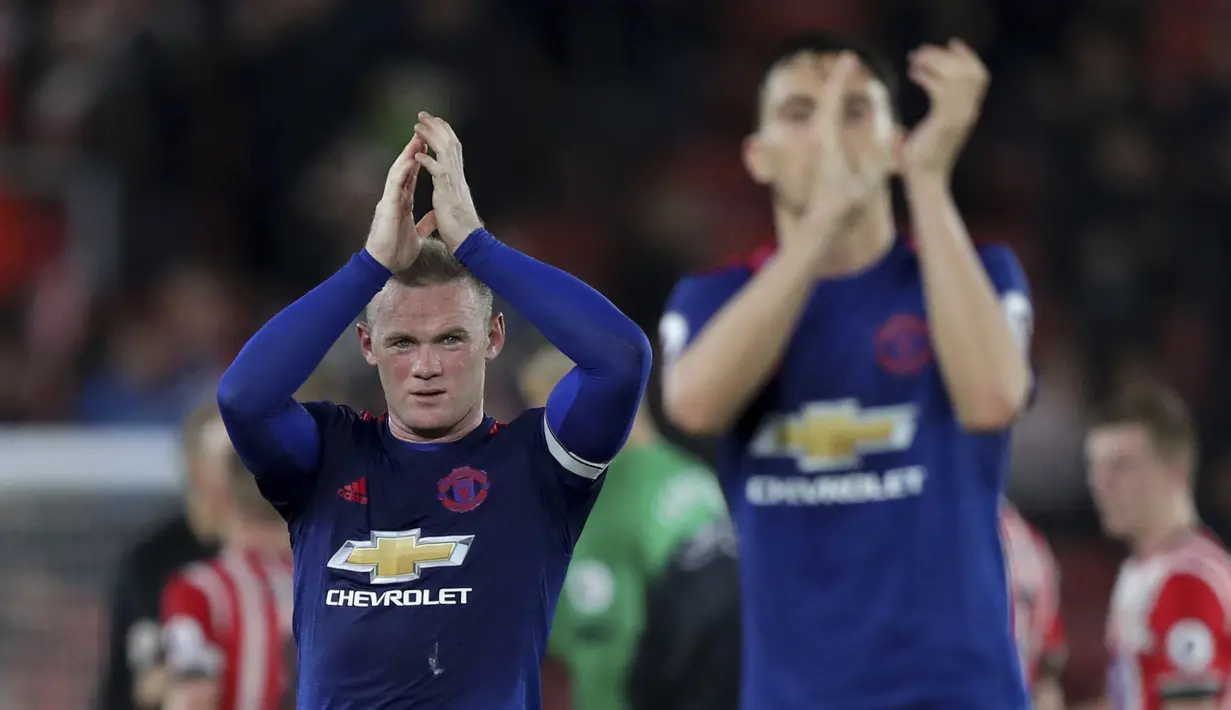 Pemain Manchester United, Wayne Rooney (kiri) dan rekannya memberikan salam kepada fans usai melawan Southampton pada lanjutan Premier League di St Mary's, Southampton, (17/5/2017). MU bermain imbang 0-0 melawan Soton. (Andrew Matthews/PA via AP)