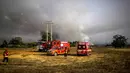Seperti dilansir The Guardian pada 8 Agustus 2023, kebakaran hutan yang ditangani oleh lebih dari 800 petugas pemadam kebakaran dimulai pada Sabtu (5/8) di Odemira, Alentejo, dan sejak itu menyebar ke selatan menuju Algarve, salah satu tujuan wisata utama Portugal. (Patricia DE MELO MOREIRA/AFP)