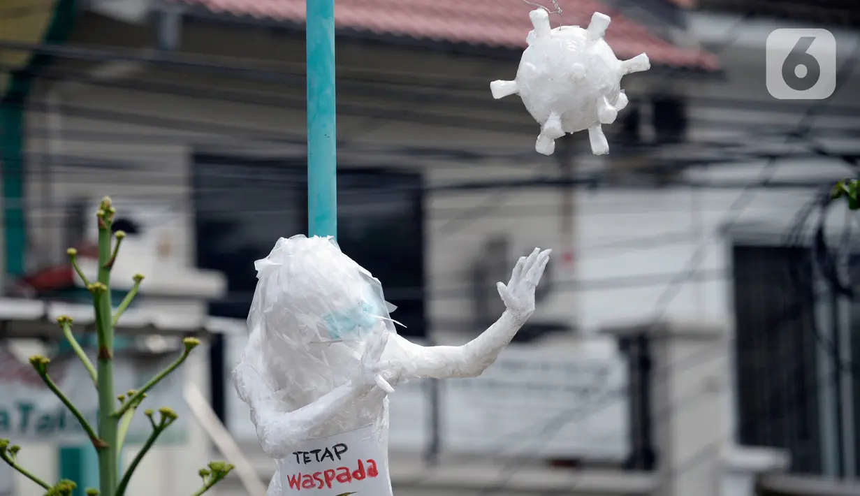 Patung Virus Corona yang dipasang warga dipintu masuk perumahan Puri di Pamulang Tangerang Selatan, Banten, Rabu (14/4/2020). Patung tersebut sebagai bentuk peran aktif warga untuk sosialisasi ke masyarakat luas agar lebih waspada terhadap wabah virus corona. (merdeka.com/Dwi Narwoko)