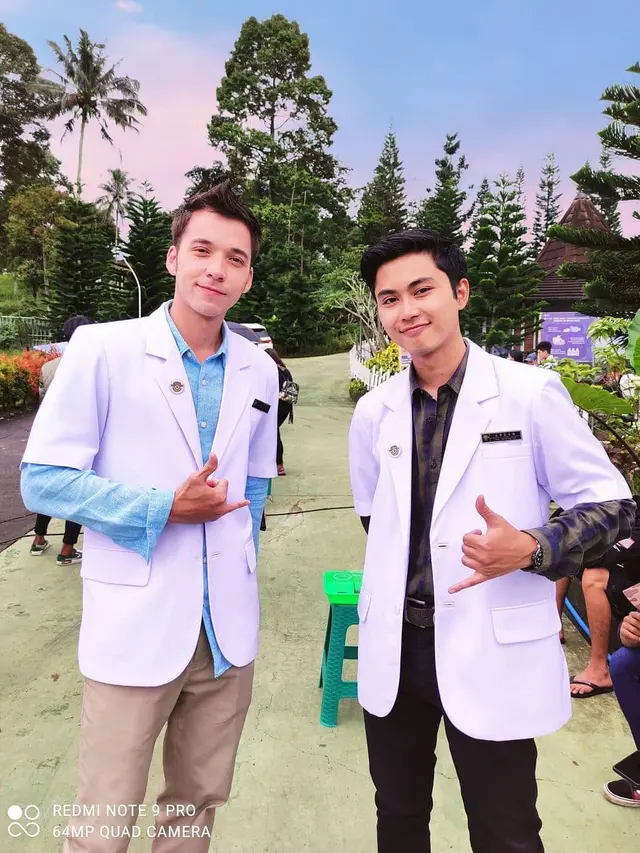 7 Gaya Stefan William Jadi Dokter Muda di Sinetron Ini Makin Keren