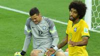 Kiper Brasil, Julio Cesar dan Dante tampak lesu usai ditaklukkan Jerman pada laga semifinal Piala Dunia 2014 di Stadion The Mineirao (8/7/2014). Jerman menang 7-1 atas Brasil. (AFP/Gabriel Bouys)