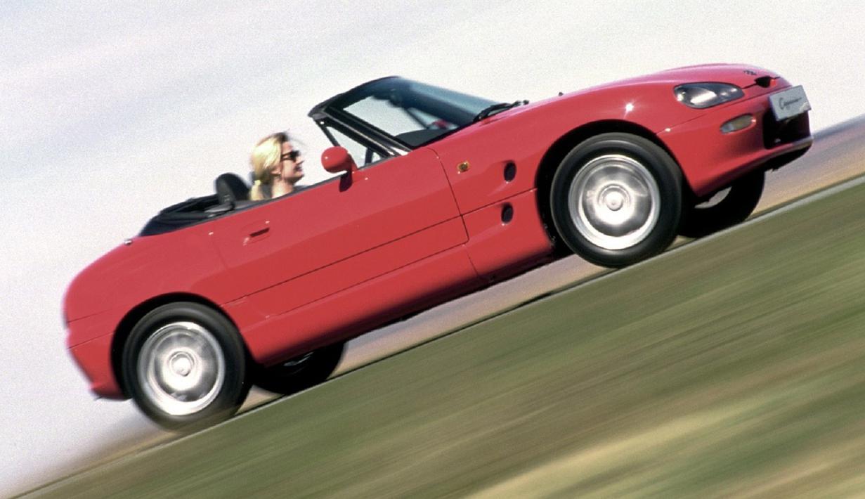 Suzuki Cappucino yang menjadi rival Honda Beat pun populasinya cukup sedikit, hanya ada 28.010 unit saja yang tersebar di dunia. (Source: classicandsportscar.com)